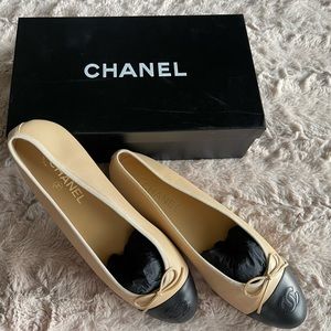 CHANEL beige and black classic ballerina flat size 42